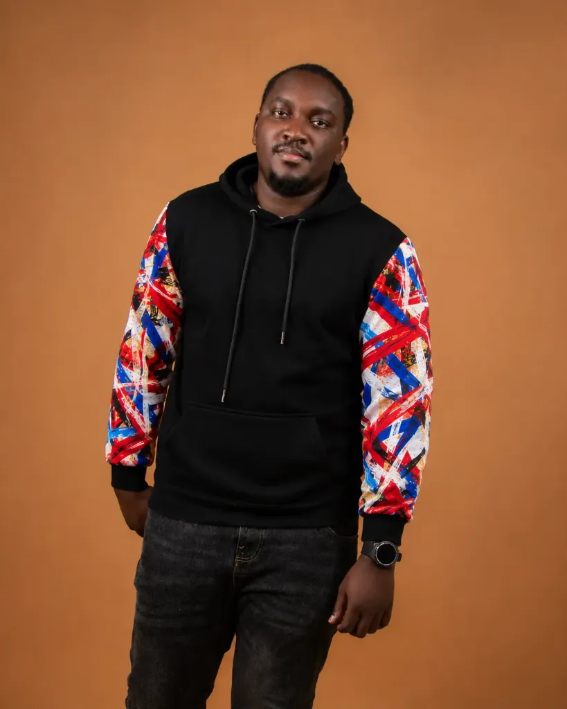 Pull à capuche noir avec du pagne 002 (S)